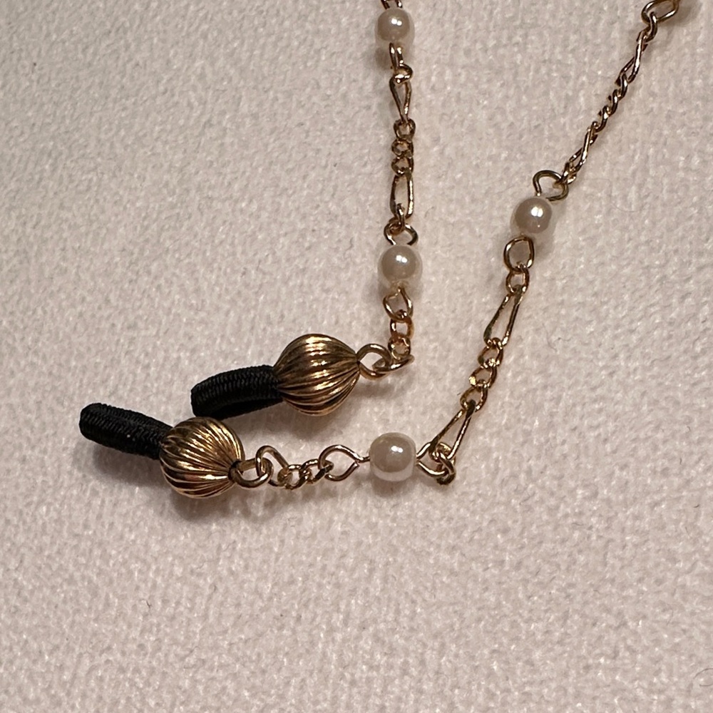 Elegant Gold and Pearl Necklace - Picture 3 of 5